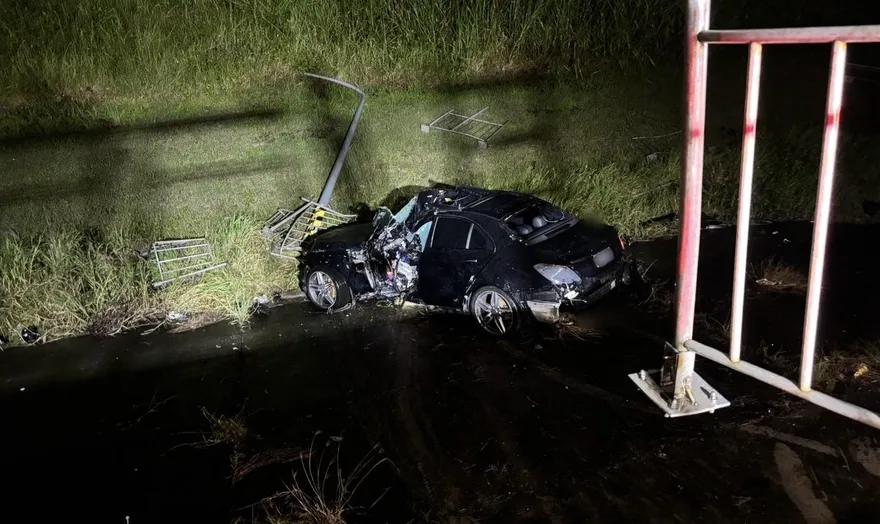 新北樹林賓士車衝落河堤　駕駛受困車內警消急救援