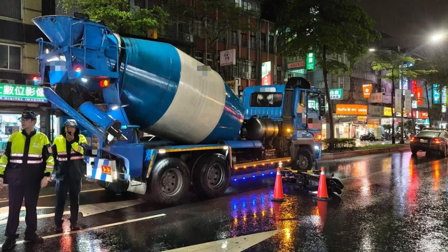 新北三重機車自摔撞水泥預拌車　騎士命危送醫不治