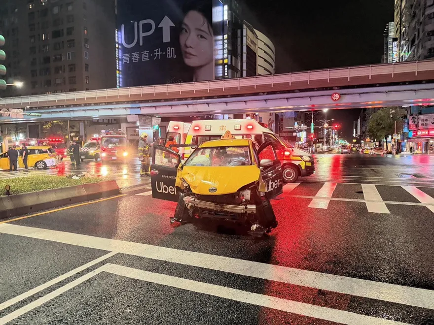 影/北市忠孝復興路口凌晨3車連撞！　疑闖紅燈釀4傷
