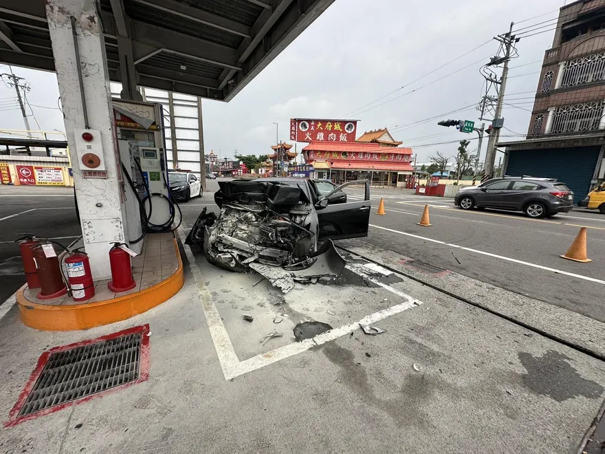 影/嘉義女駕車失控撞加油站　「車頭變廢鐵」驚悚畫面曝