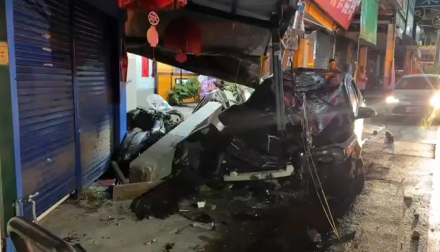 影/毒駕撞斷麻糬店實心柱！　車上4人全被銬法辦