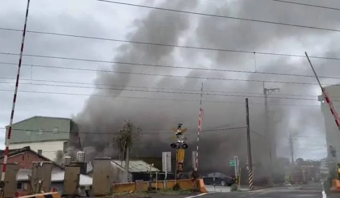 影/宜蘭礁溪平交道旁民宅火警　濃煙狂竄幸無人傷