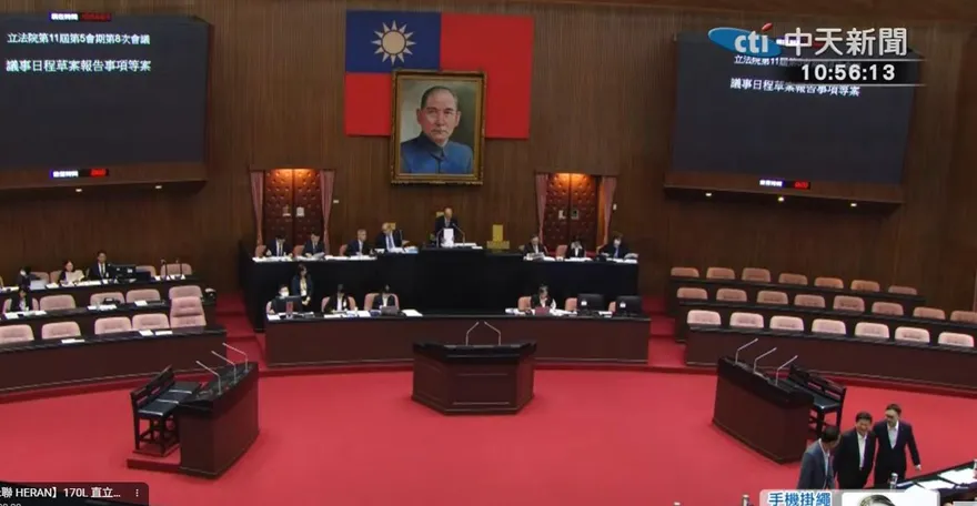 勞動節全民放假　粉專揭蘇巧慧、賴瑞隆曾投反對票：會被時間記住！