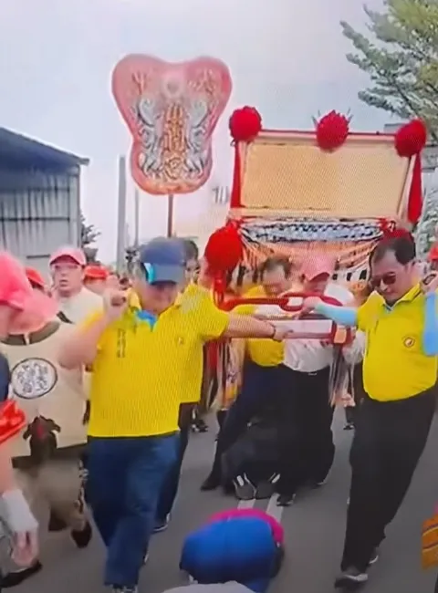 大甲媽扶轎男張腿跨信眾惹議　埤頭法主聯誼會道歉了