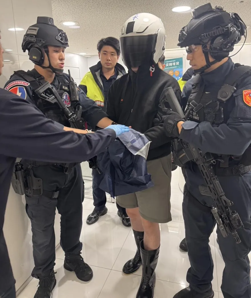 影/北市銀行搶案歹徒行李箱裝千萬錢磚　霹靂小組逮人畫面曝光