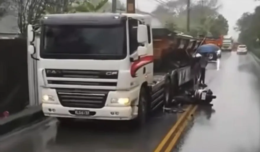 影/南投竹山機車打滑自摔　騎士險遭砂石車輾過