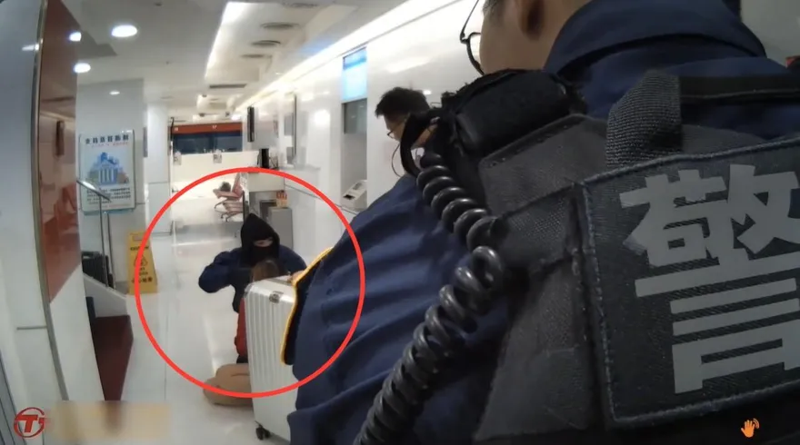 影/銀行搶匪槍抵經理頭對峙畫面曝！警所長智取壓制逮人