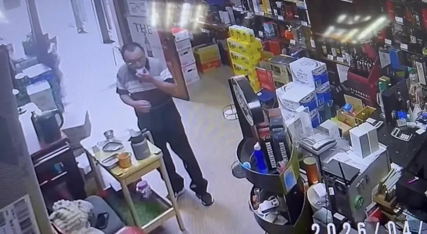 影/台中某鄰長假泡茶真行竊開收銀機偷錢　兒代父下跪道歉