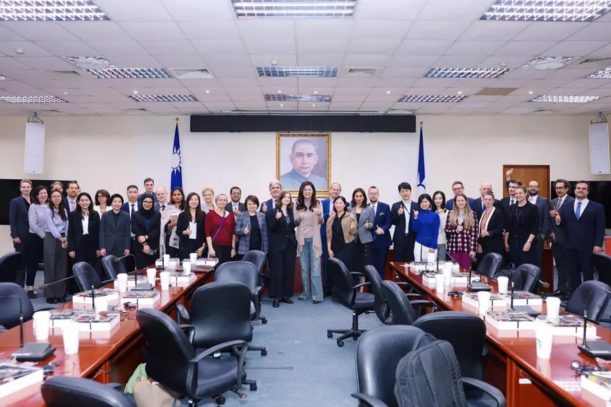 會近50位外國駐台代表　鄭麗文：兩岸和平需國際社會持續關注