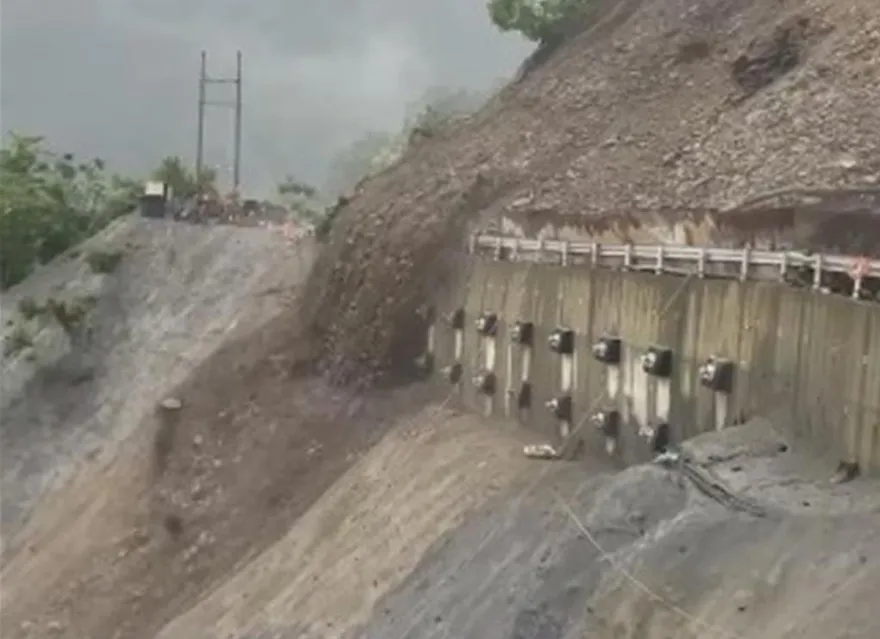 影/山頭「整片消失」！暴雨害力行產業道路山崩　 巨石狂灌進深谷