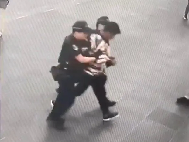 北車「重踹踩踏孩童」詭笑狂男是累犯！先前「在松山車站攻擊」