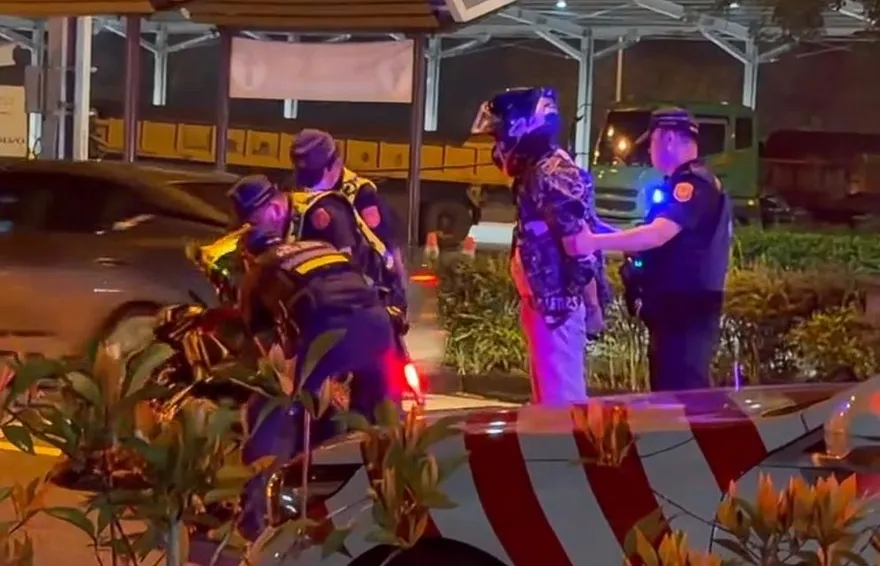 影/南投服務區又見重機「硬闖上國道」　遭多警壓制