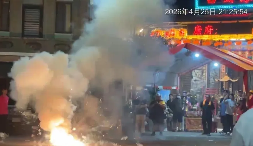 影/鹽埕遶境鞭炮煙霧瀰漫　市府開罰空污、噪音恐逾50萬