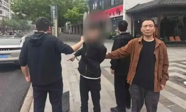 撿到1380元暗爽！陸男下秒開車門崩潰　超17萬現金全被偷走