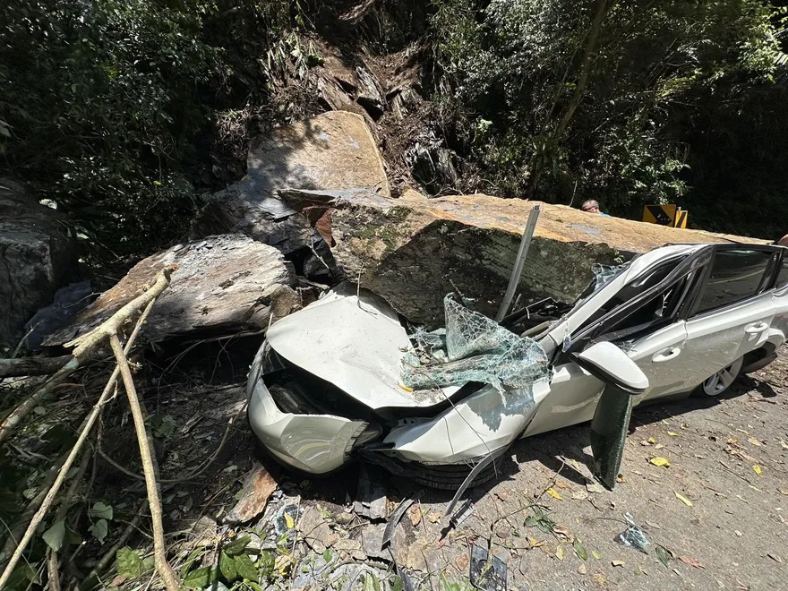 祖先保佑！烏來釣客「前腳剛走」天降巨石　愛車瞬變鐵餅