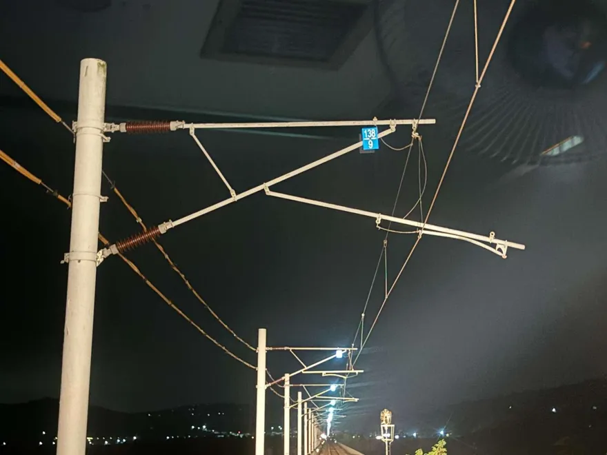 「空中殺手」現蹤？台鐵懸臂意外垂落　3列自強號慘遭「斬首」斷電