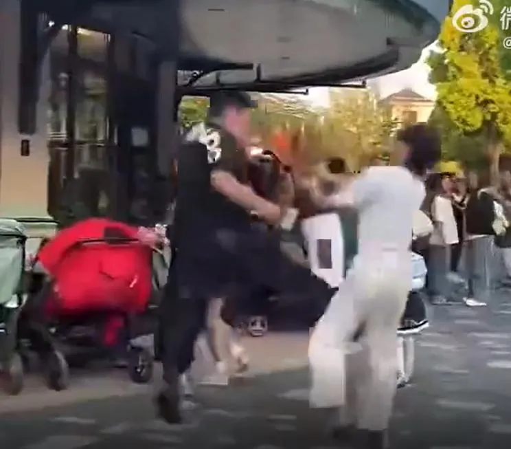 影/上海迪士尼爆衝突！男不爽吸菸遭勸阻　凶狠「飛踢+扇耳光」