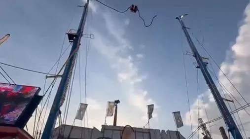 影/西班牙遊樂園驚悚意外　彈射椅鋼索斷裂2童受困空中