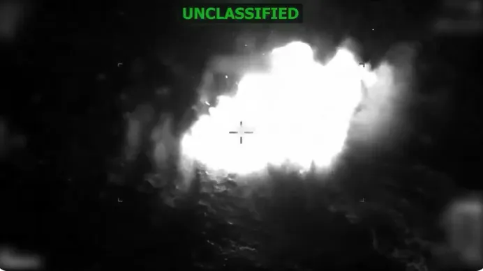 影/瞬間炸成火球！美軍再打擊運毒船3死　累計185人喪命