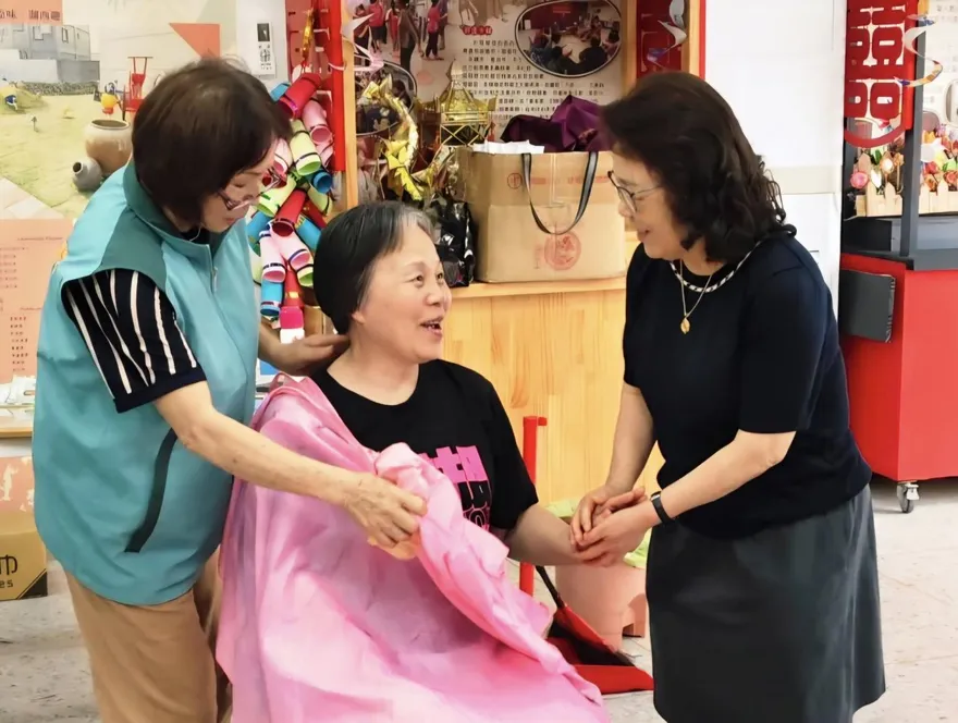 陳光復臥病未癒！妻吳淑瑾探視義剪隊　為代夫出征做準備？