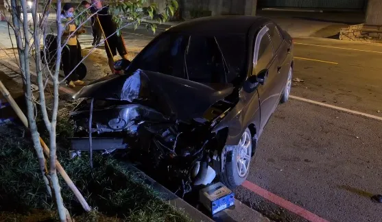 閃浪浪釀禍！高雄男駕車衝路樹「車頭撞爛」　現場慘狀曝