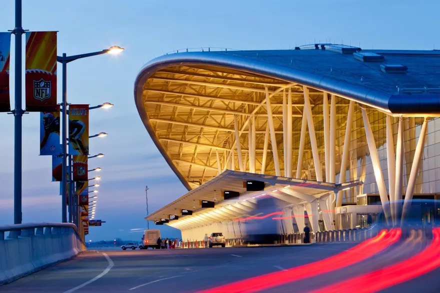 美機場驚傳墜樓意外　女子墜落16公尺地面搶救30分鐘救不回