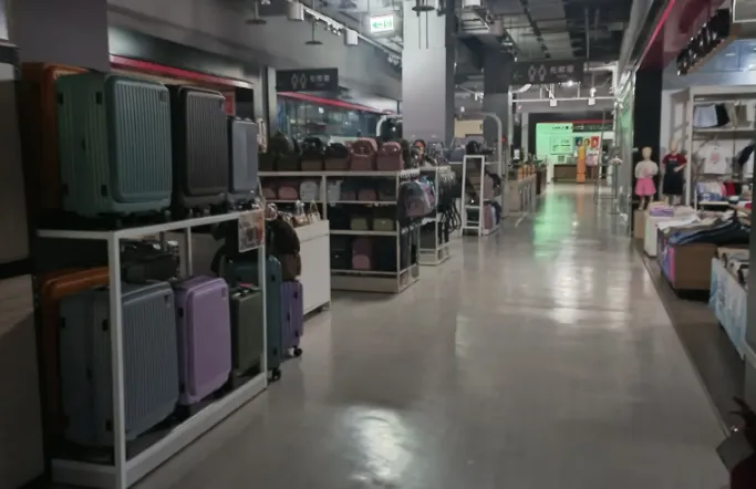 台中西屯七期2217戶無預警停電　家樂福食客摸黑進食