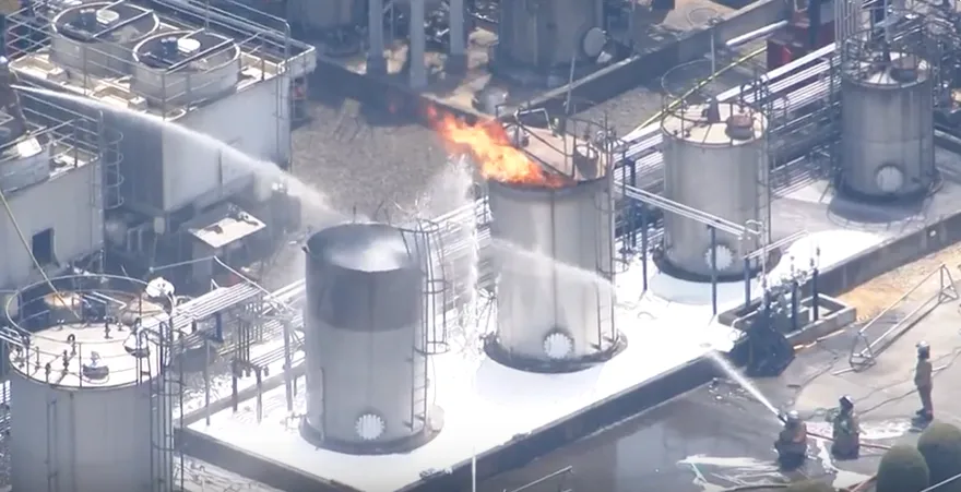 影/廣島製藥工廠爆炸！儲槽竄火舌釀5傷　灌救3小時撲滅