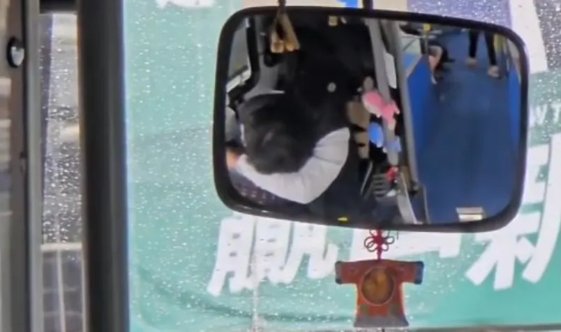 台灣公車司機遭怪罪「崩潰趴方向盤」！委屈暴哭畫面登CNN