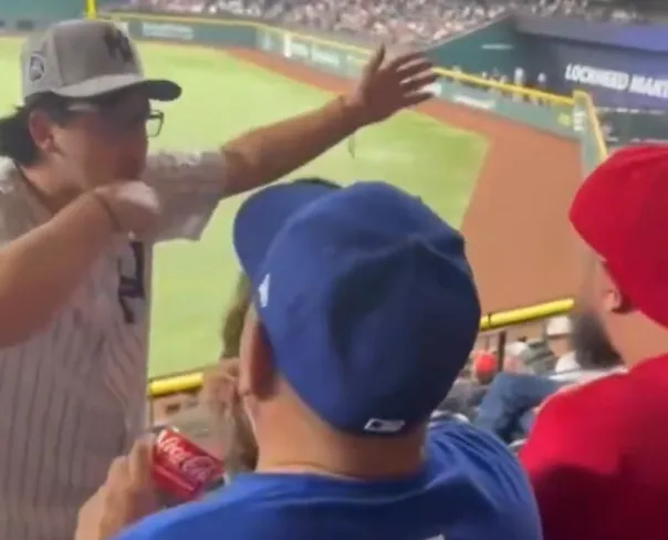 MLB/打架了！洋基球迷挑釁地主「遭灌拳」滿嘴血