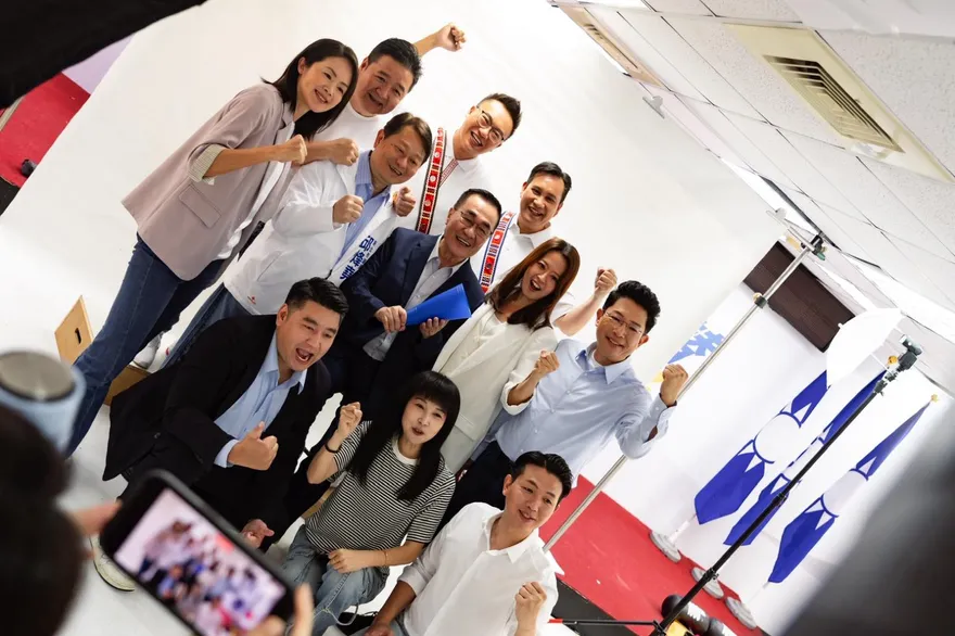 李四川定裝照出爐　合體29區議員連拍3天體力超狂