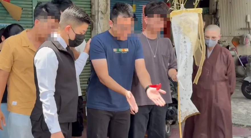 影/台南女警招魂擲嘸筊　哥哥承諾會好好照顧父母才允杯