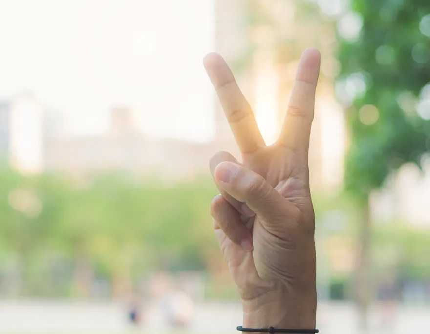 「拍照比YA」洩個資！陸專家：1.5米內恐被完全提取指紋