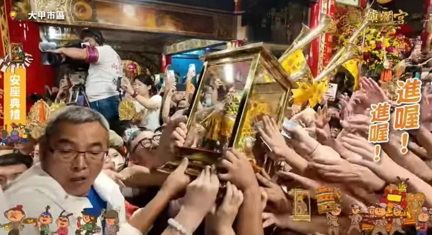 大甲媽安座信眾拿「信用卡刷神像」　楊登嵙搖頭：運勢會不好