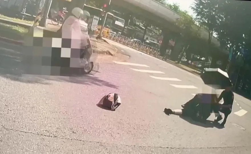 影/北投女騎士過彎犁田慘摔　暖警撐傘守護伸援手