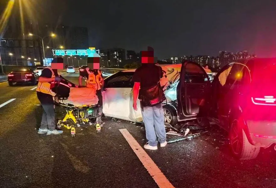 台74線重大車禍「5車追撞變形」！1人當場失去生命跡象