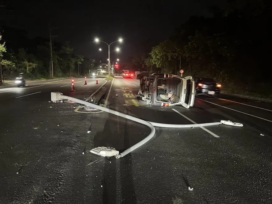 砰！高雄自小客自撞電桿「慘翻路中央」　駕駛闖禍竟先溜了