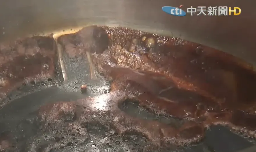 鍋底燒焦怎麼辦？家事達人解答：小蘇打粉加冷水煮沸搞定