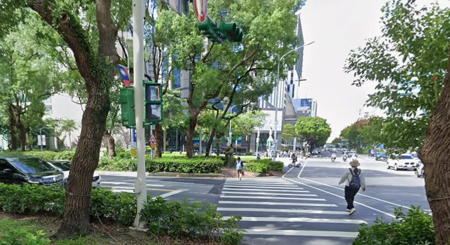 為趕公車違規過馬路？北市推「分段穿越」搭車更便利