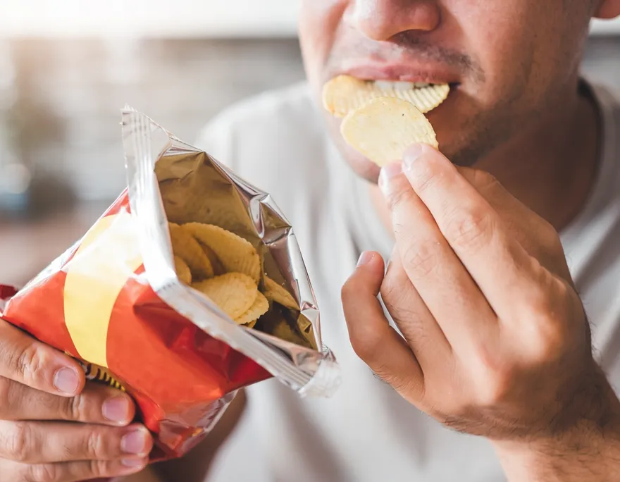 驚！每天多吃一包洋芋片　20年內失智風險大增