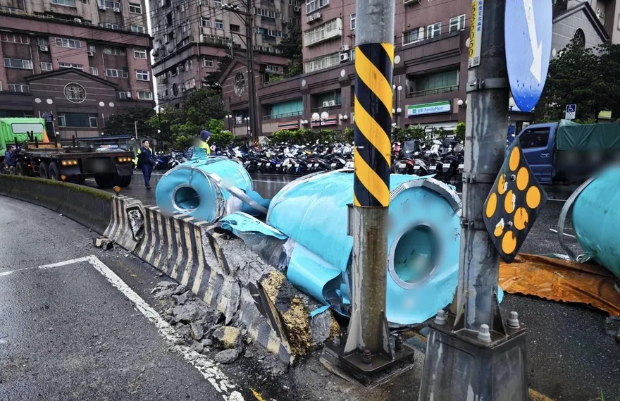 新北汐止曳引車意外　巨型鋼捲掉落砸破水泥護欄