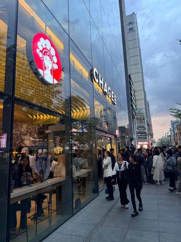 霸王茶姬韓國3門市開賣大爆滿！千人排隊「系統癱瘓」韓星搶打卡