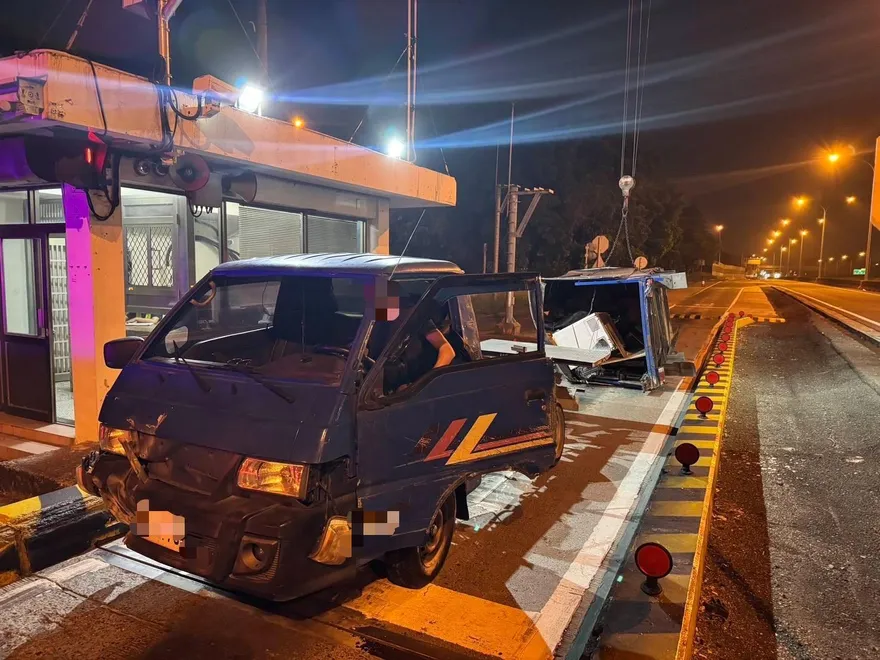 爆胎猛撞護欄！國1岡山貨車翻覆「解體」　車斗脫離噴飛