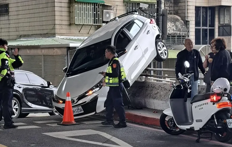 北市南港轎車倒車暴衝　卡橋上欄杆險墜大排