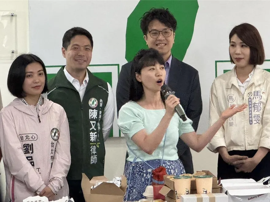沈伯洋合體高嘉瑜看板曝光了？他火速設計「原汁原味版」網全噴笑