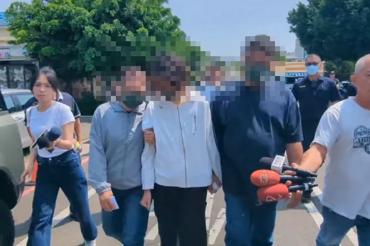 女大生「緊牽父母手」進靈堂　女警姊淚崩：我妹妹再也沒人可以牽