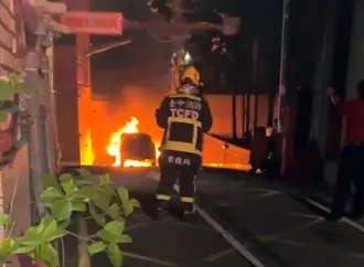 台中酒駕男撞人肇逃！機車卡底盤起火狂燒　熱心哥追上制伏