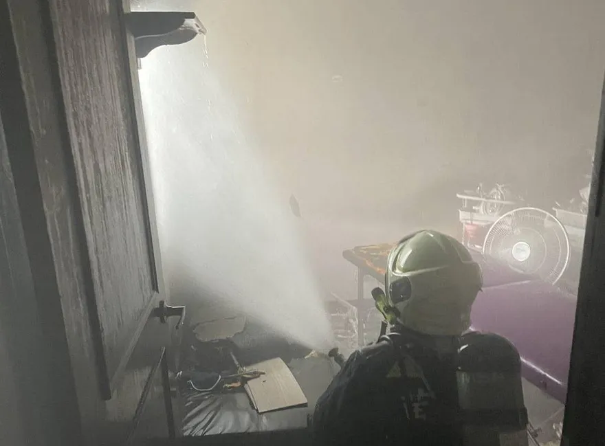苗栗頭份大樓火警！5樓濃煙狂竄...女屋主嗆傷送醫