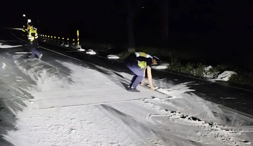 不是雪！台9線鹿野段驚變「溜冰場」　大量麵粉灑滿路