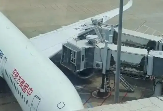 影/撞擊現場！東航航班撞虹橋機場空橋　機翼數度碰擦乘客驚